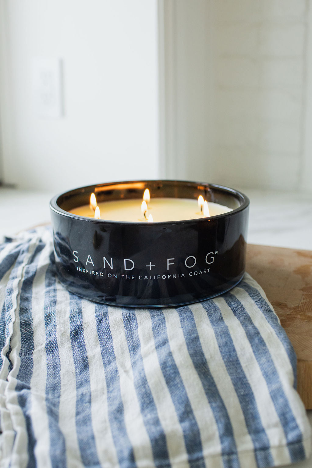 Elegant Teakwood 34 oz scented candle